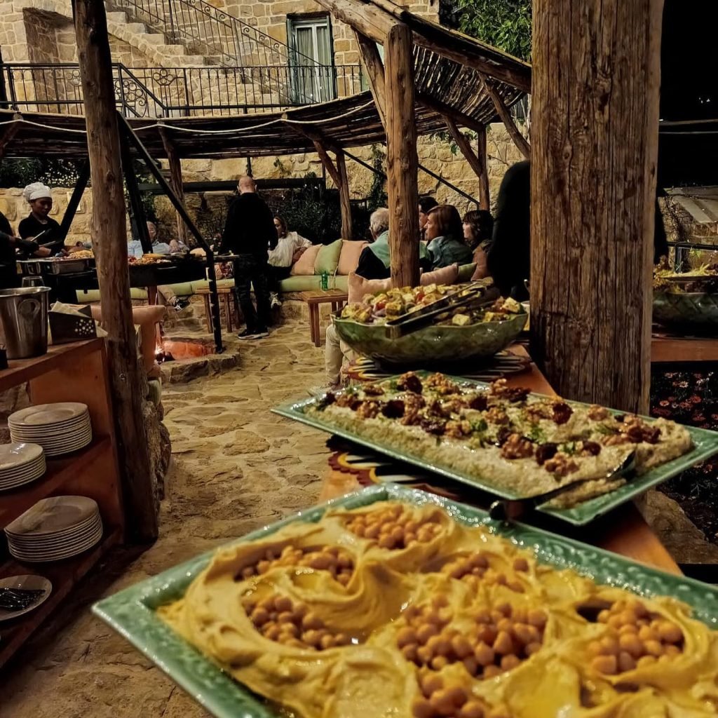هيك أسعار البوفيه نهار الأحد بهل-١٦ مطعم بلبنان