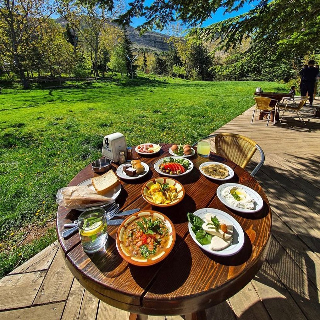 لقينا ٤ مطاعم باللقلوق مع قعدة بتطير العقل