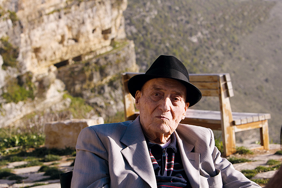 أرشيف الزمن الجميل، ٢٠ صورة نادرة للعملاق وديع الصافي!