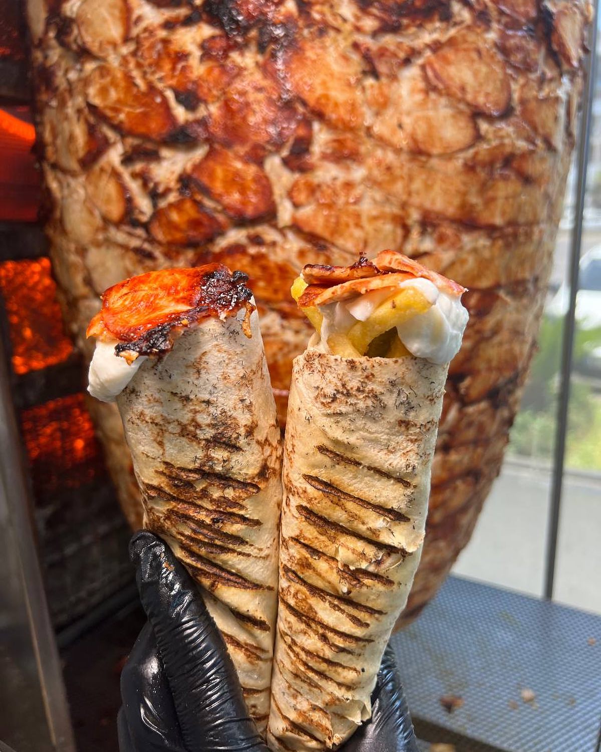 فروج عالفحم محشي رز عند هالمحل ببيروت!