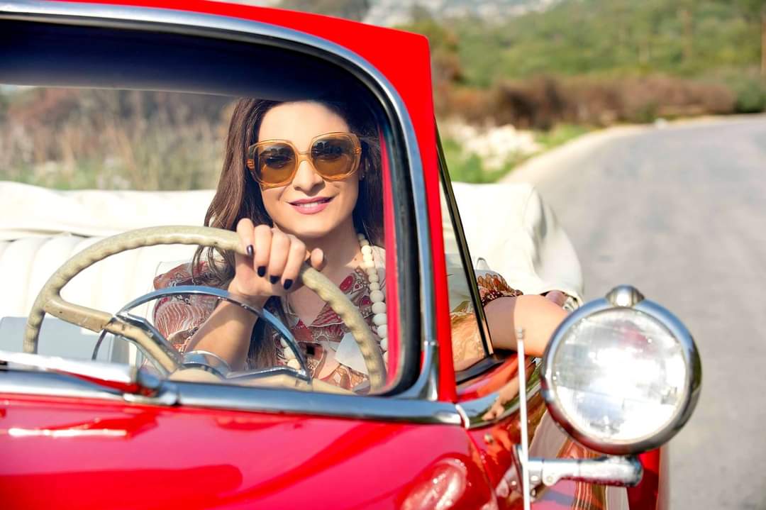 نوستالجيا الألفية: ٢٧ صورة مميزة للمذيعة هيلدا خليفة!