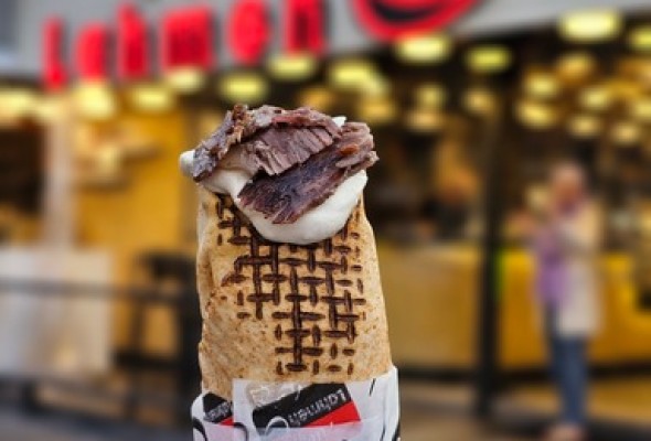 شاورما ع الحطب والنار عند هالمحل ببيروت!