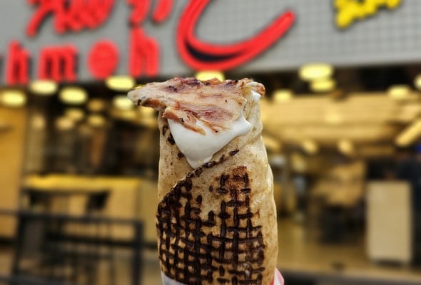 شاورما ع الحطب والنار عند هالمحل ببيروت!