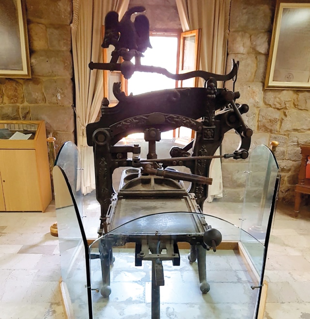 أول مطبعة بالعالم العربي طلعت من بين حجار جبال لبنان