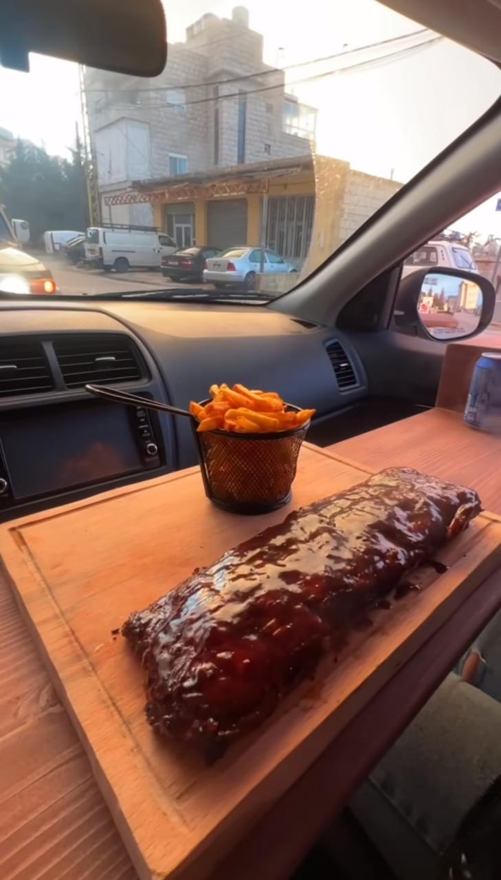 تجربة فريدة: مطعم جديد بجبلكن الأكل على السيارات!