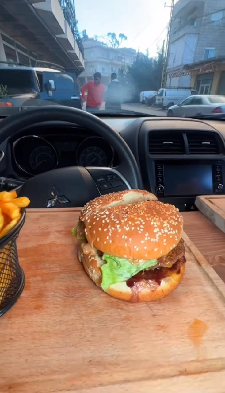 تجربة فريدة: مطعم جديد بجبلكن الأكل على السيارات!