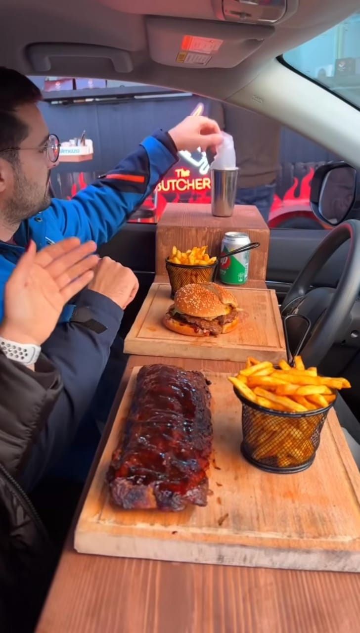 تجربة فريدة: مطعم جديد بجبلكن الأكل على السيارات!