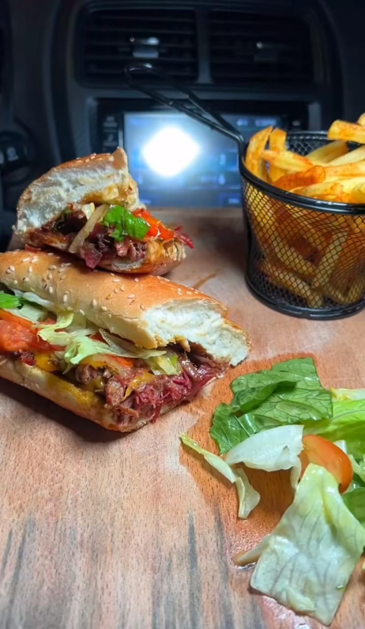 تجربة فريدة: مطعم جديد بجبلكن الأكل على السيارات!