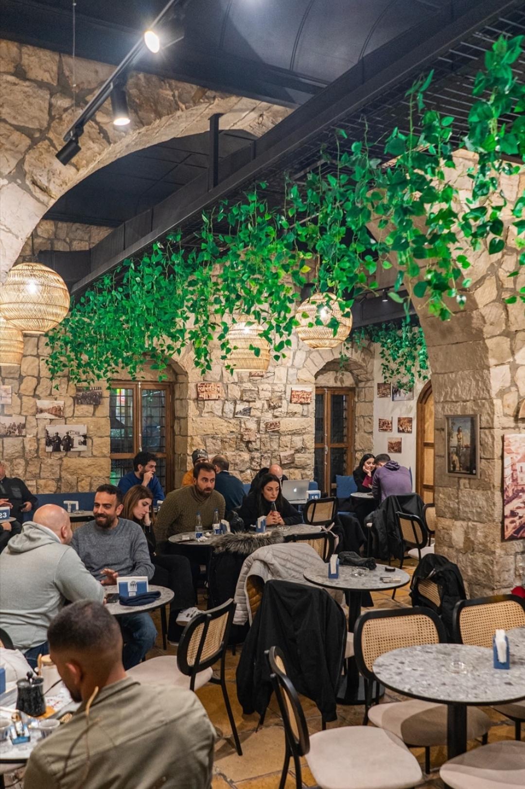 كافيه مهضوم فتح بزحلة: قعدة مع الببغا وشفة قهوة!