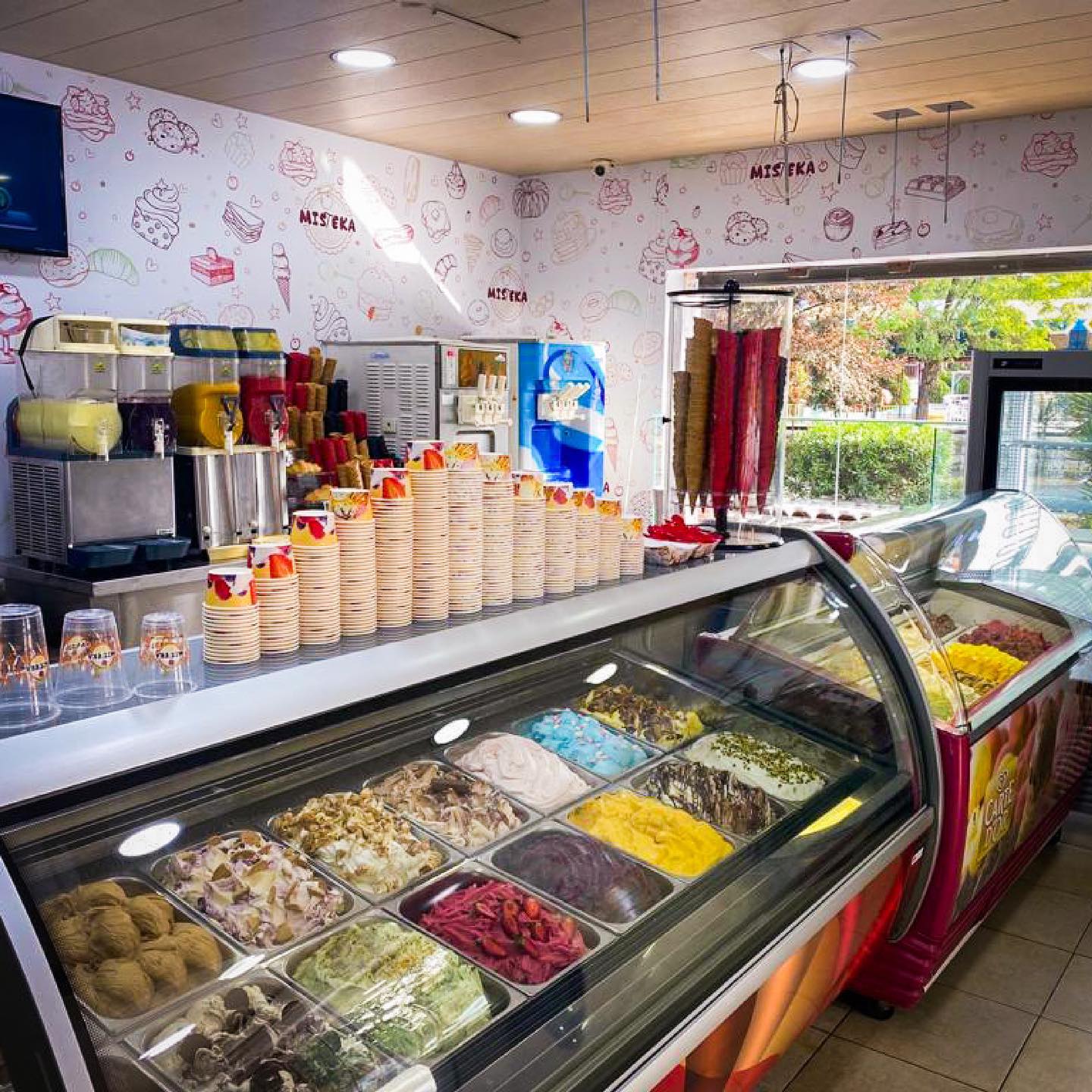 اختراع جديد: بوظة ع فحم وبوظة ع بوشار عند هالمحل!