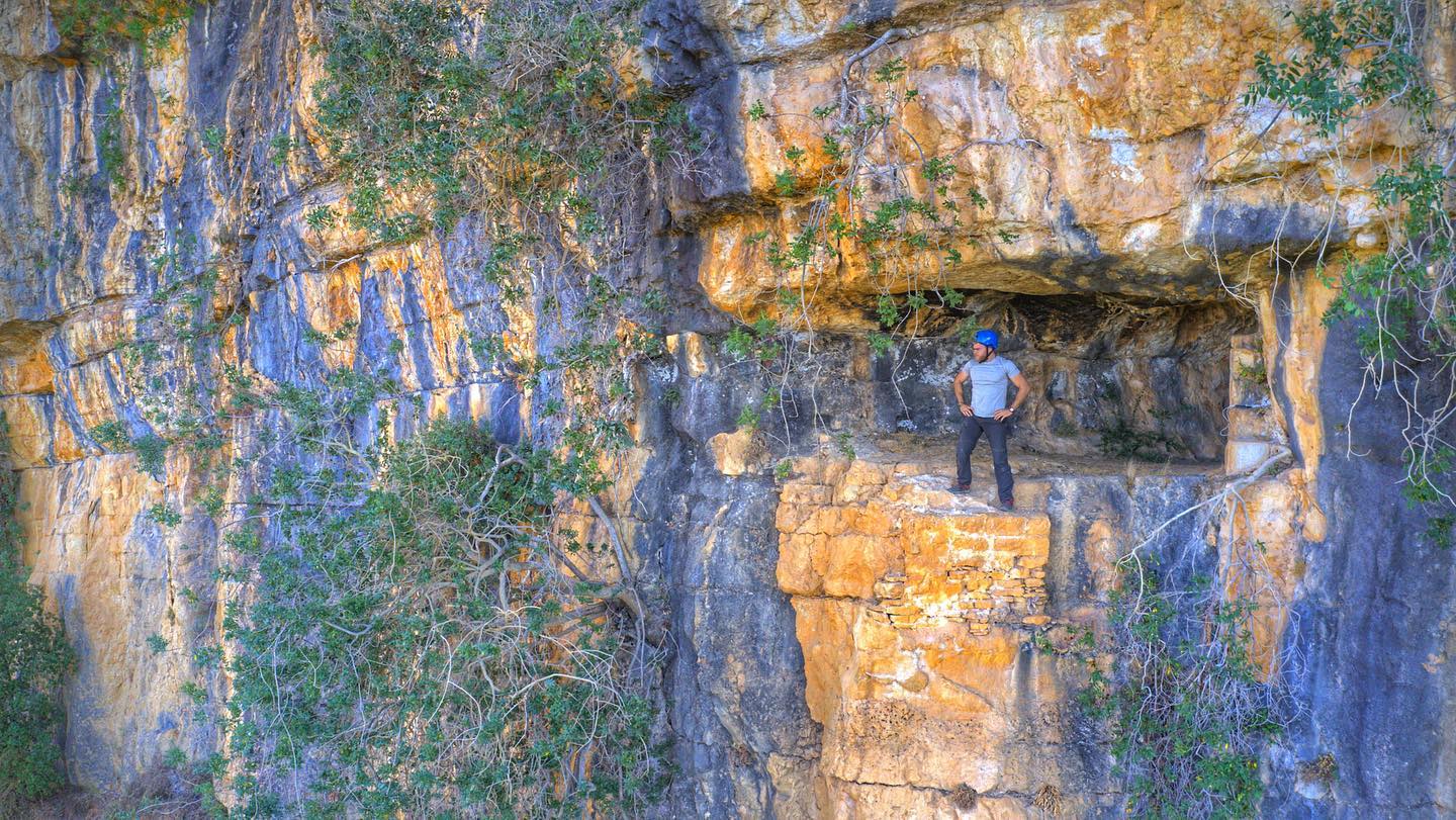 بتعرفوا إنو فخر الدين عندو مغارة مخباية بالجبل: معلم تراثي منسي