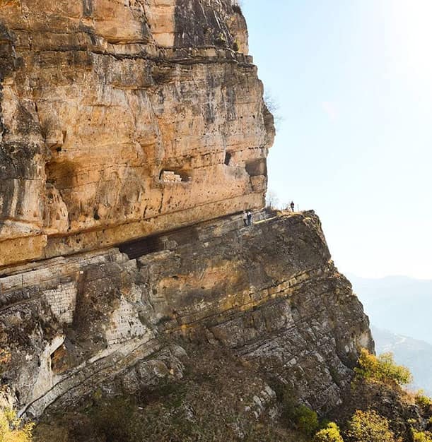 بتعرفوا إنو فخر الدين عندو مغارة مخباية بالجبل: معلم تراثي منسي