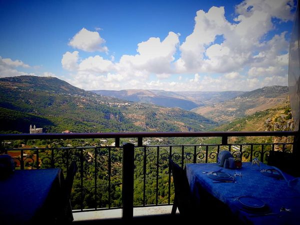 ١٠ مطاعم قاعدة بحضن الشلالات بلبنان!