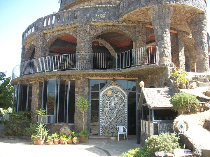 بتعرفوا إنو في عنا قصر أسود بلبنان؟