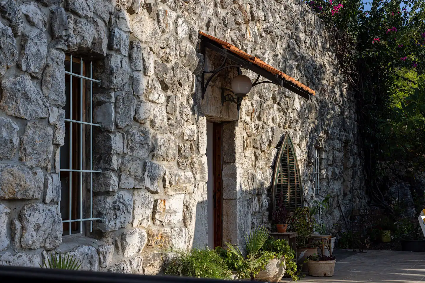 بيسين بحضن الطبيعة: بيت ضيافة خيالي وتجربة رومانسية بلبنان