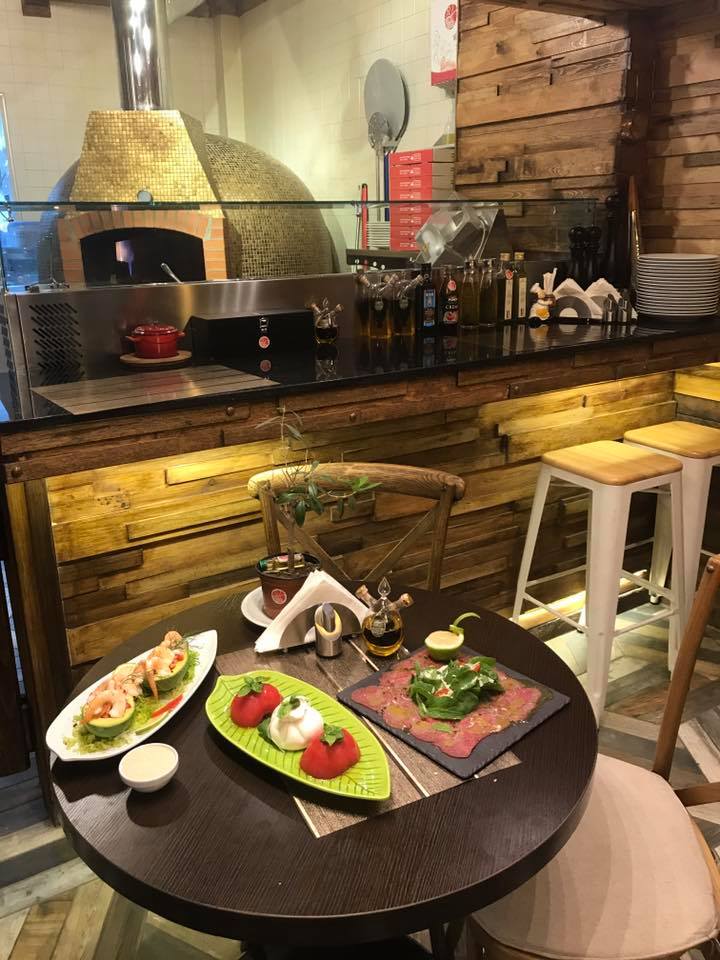 مطعم عم يعمل بيتزا إيطالية مطوية بلبنان