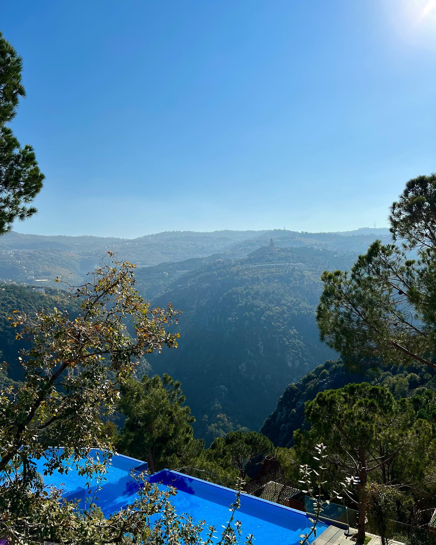 لأول مرة هالصيفية… غرفة طايرة بقلب منتجع بلبنان!