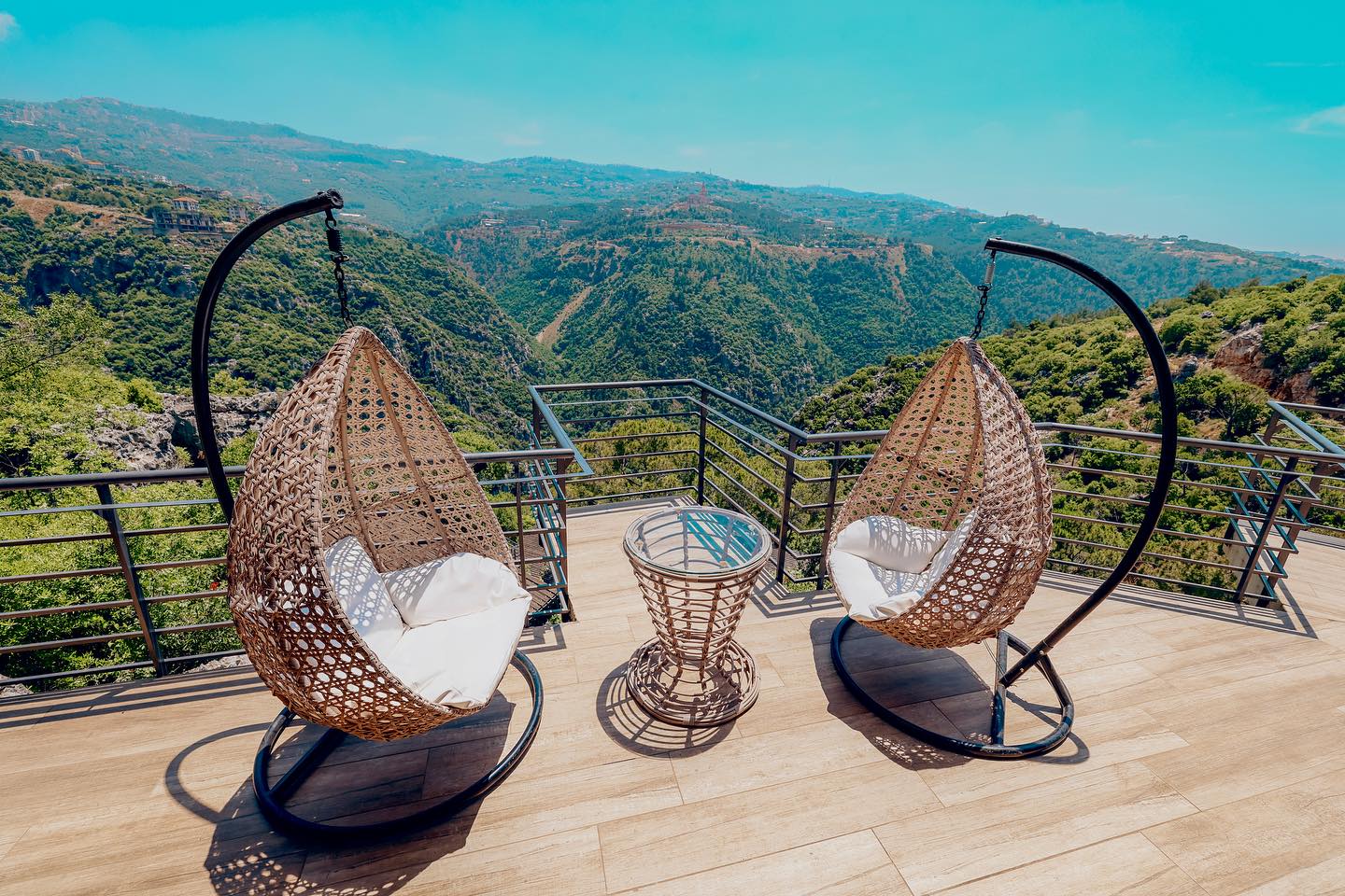 لأول مرة هالصيفية… غرفة طايرة بقلب منتجع بلبنان!