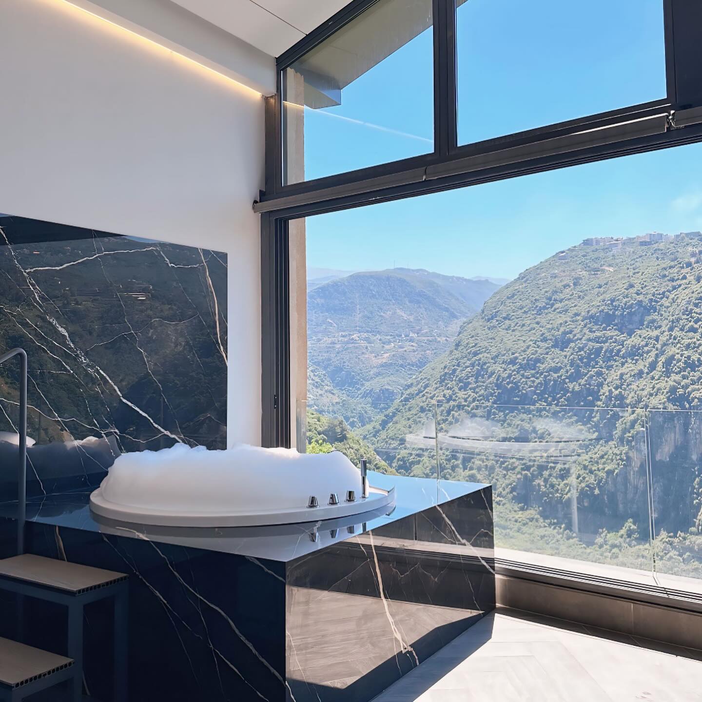 لأول مرة هالصيفية… غرفة طايرة بقلب منتجع بلبنان!