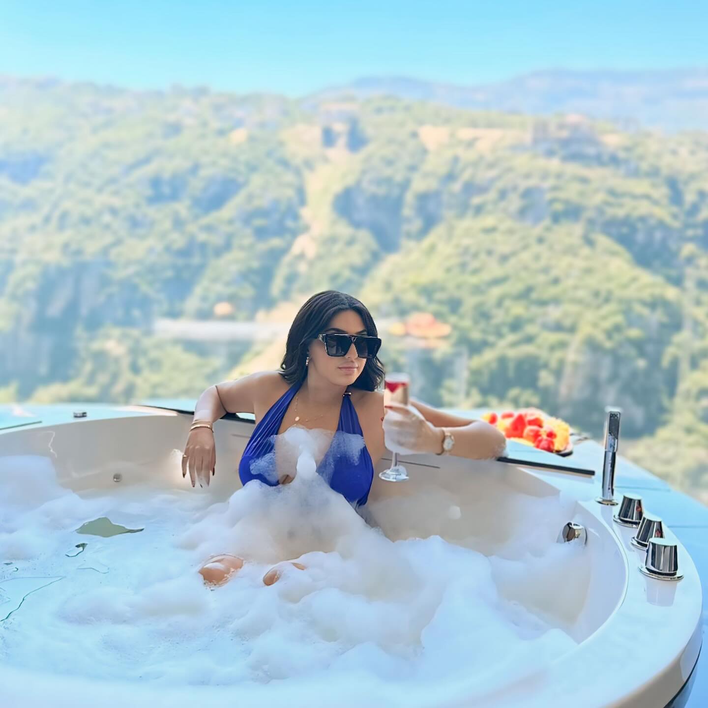 لأول مرة هالصيفية… غرفة طايرة بقلب منتجع بلبنان!