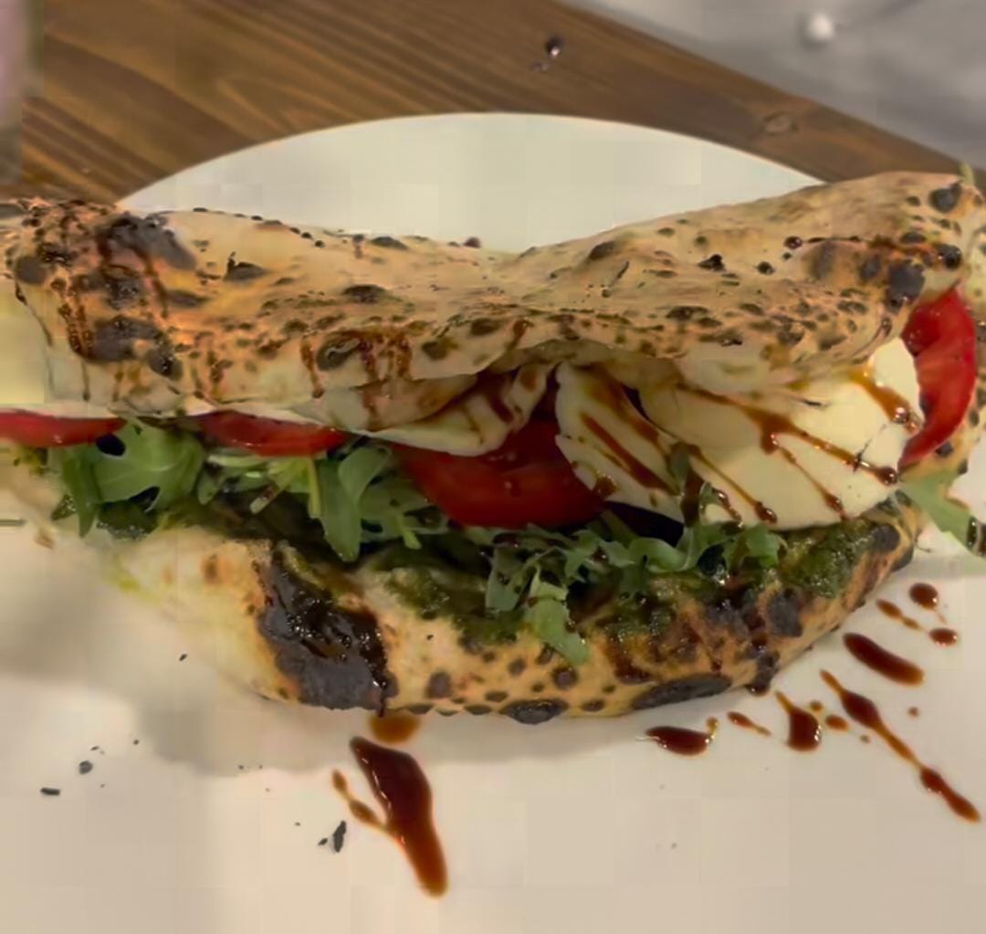 مطعم عم يعمل بيتزا إيطالية مطوية بلبنان