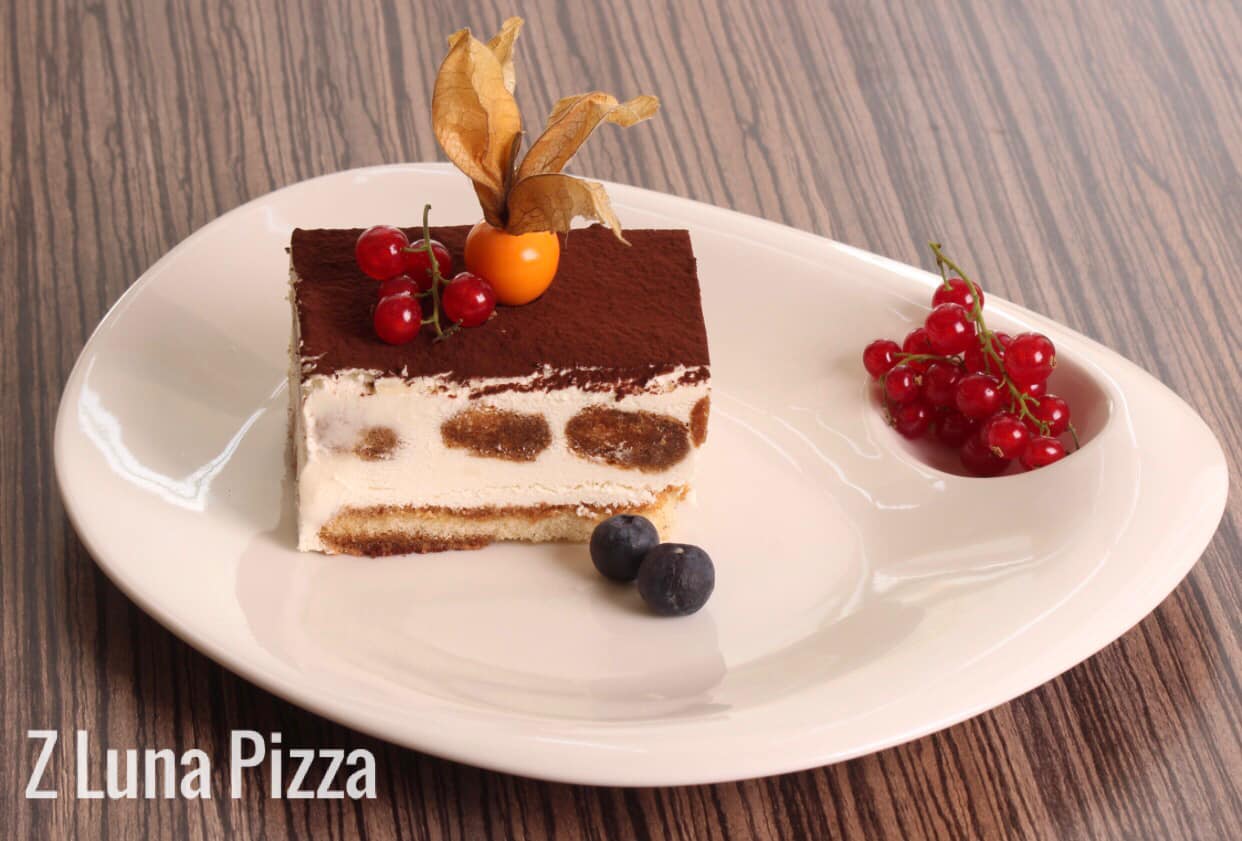 مطعم عم يعمل بيتزا إيطالية مطوية بلبنان