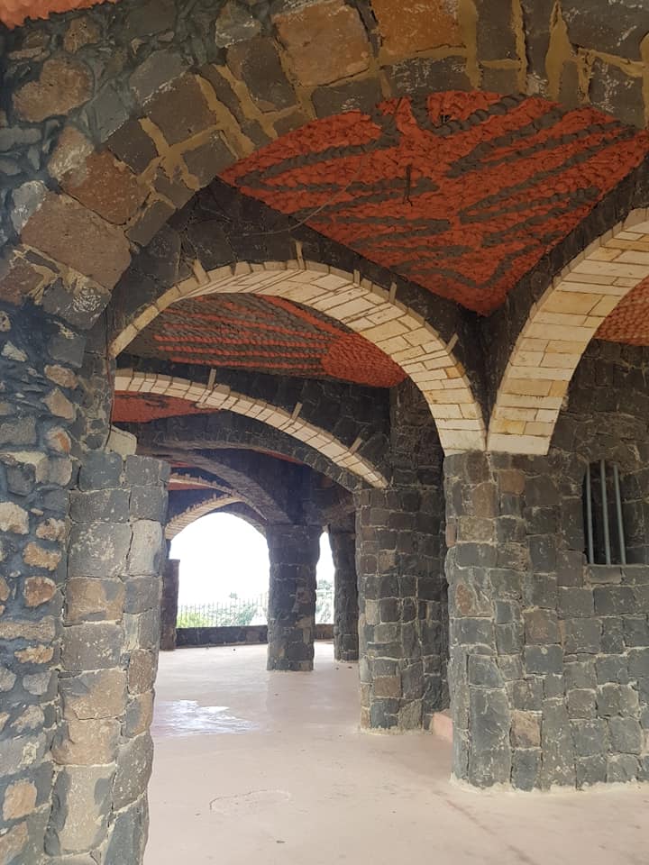 بتعرفوا إنو في عنا قصر أسود بلبنان؟