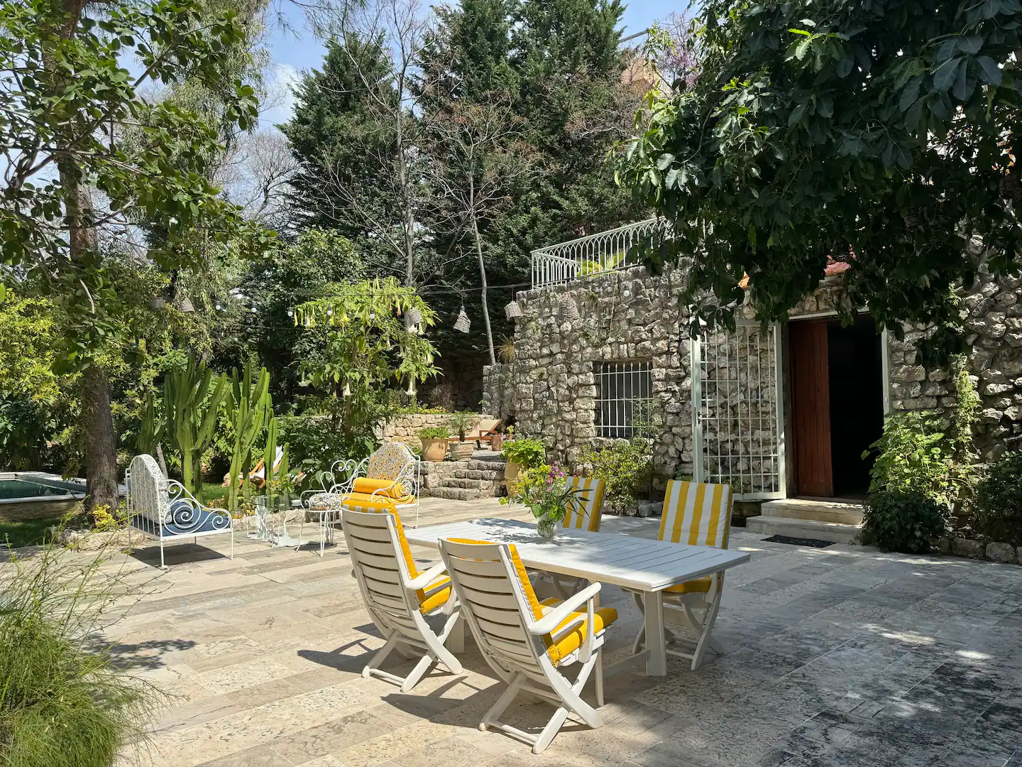 بيسين بحضن الطبيعة: بيت ضيافة خيالي وتجربة رومانسية بلبنان