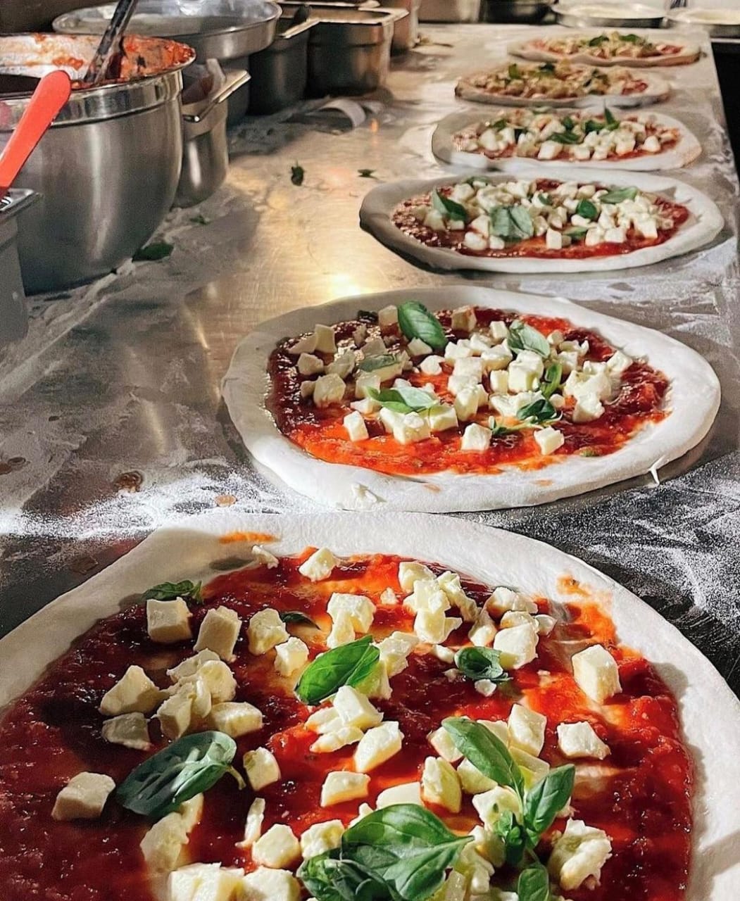 مطعم عم يعمل بيتزا إيطالية مطوية بلبنان