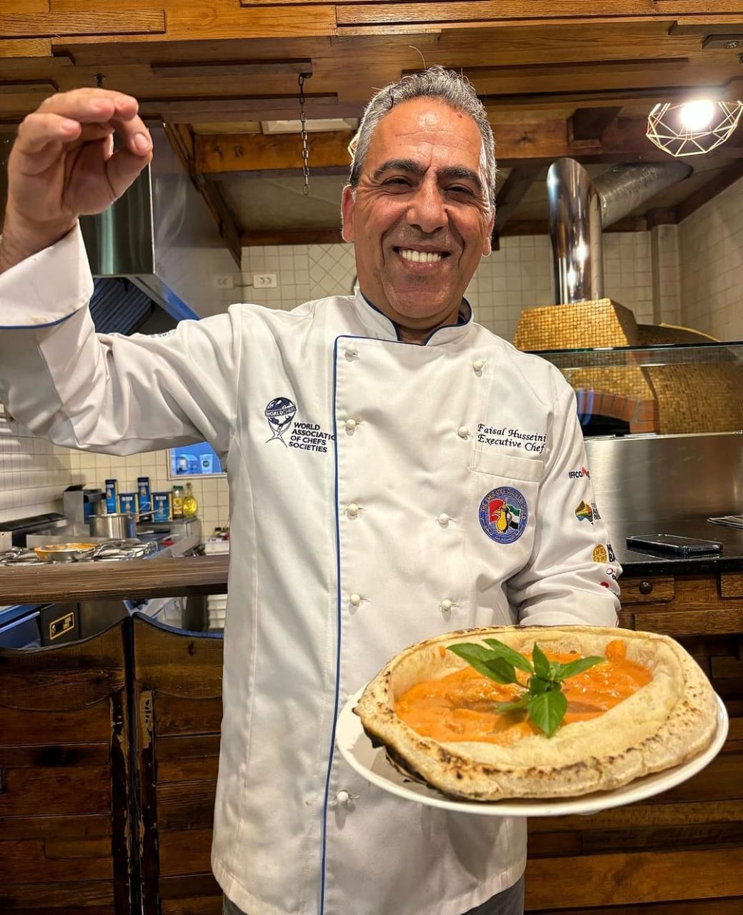 مطعم عم يعمل بيتزا إيطالية مطوية بلبنان