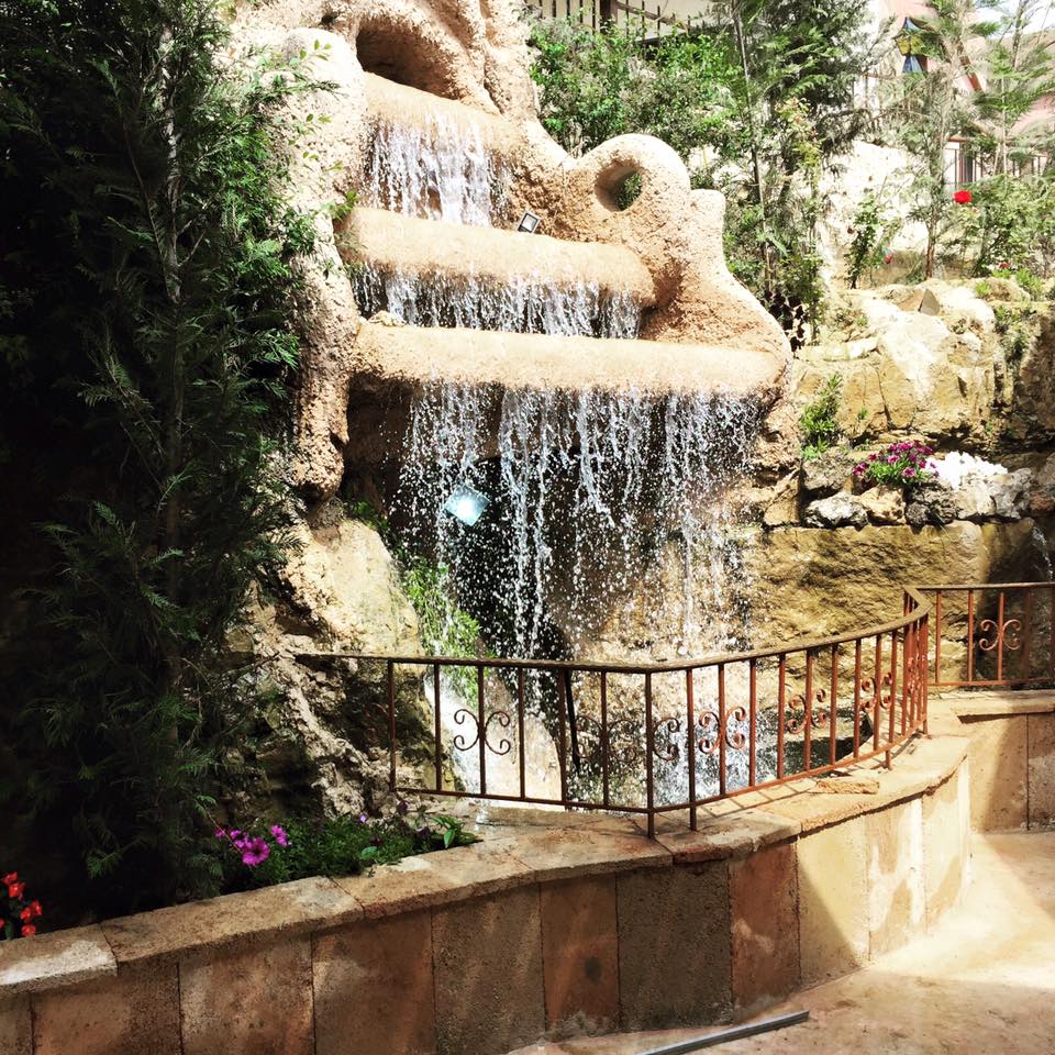 مطعم قاعد بقلب مغارة سرية بتشبه مغارة جعيتا!