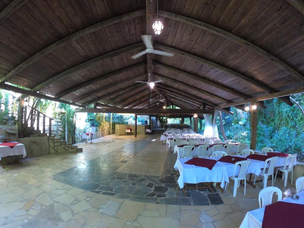 ٤٠ مطعم مع قعدة على النهر والشلالات بلبنان