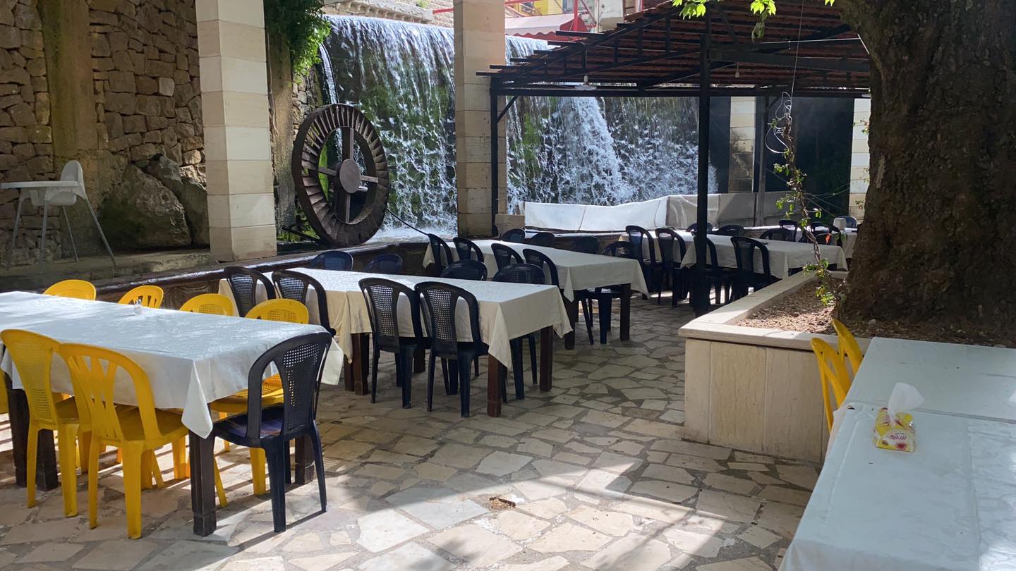 ٤٠ مطعم مع قعدة على النهر والشلالات بلبنان