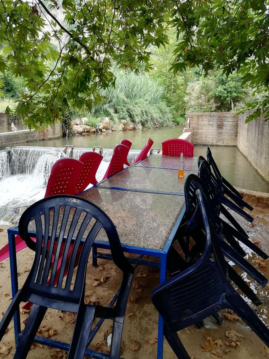 ٤٠ مطعم مع قعدة على النهر والشلالات بلبنان