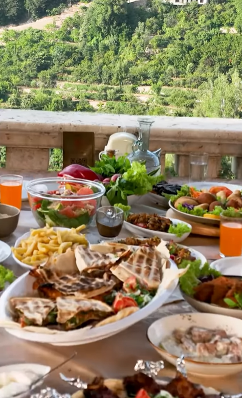 مطعم قرميد قاعد على راس الوادي بالشمال