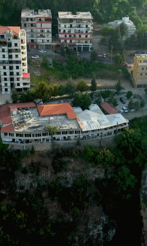 مطعم قرميد قاعد على راس الوادي بالشمال