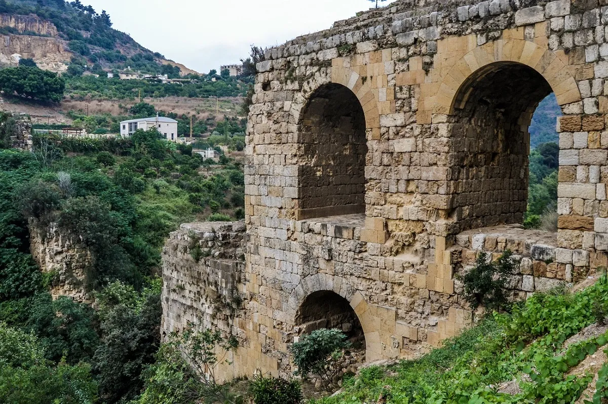 مين هيي الست زبيدة وليش عندها قناطر بلبنان؟