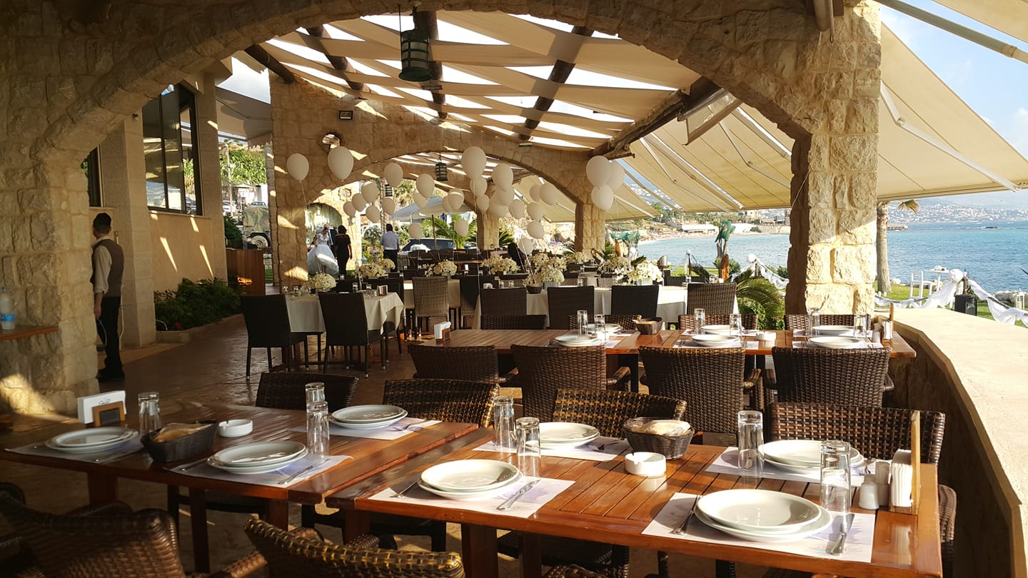 شوفوا معنا ٤٠ مطعم مع قعدة على البحر!