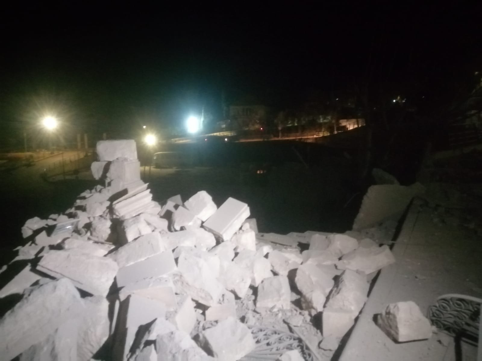إستهداف مبنى المنشية الأثري جنب قلعة بعلبك