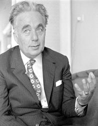 ليه اللبنانية بيكتبوا العربي بحروف لاتينية؟ من ورا سعيد عقل!