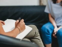 جلسات علاج نفسي بتبلش ب30$ وأونلاين كمان…تعرفوا ع هالعيادة!