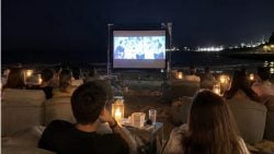 انسوا صالات السينما… هالصيف فيكن تحضروا أفلام ع البحر!